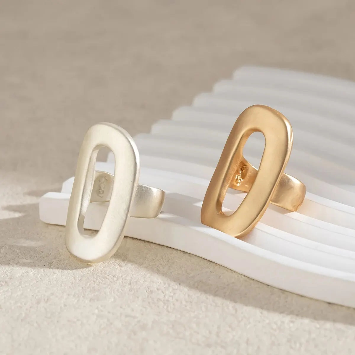 The Frame Ring – Sculptural Hollow Oval