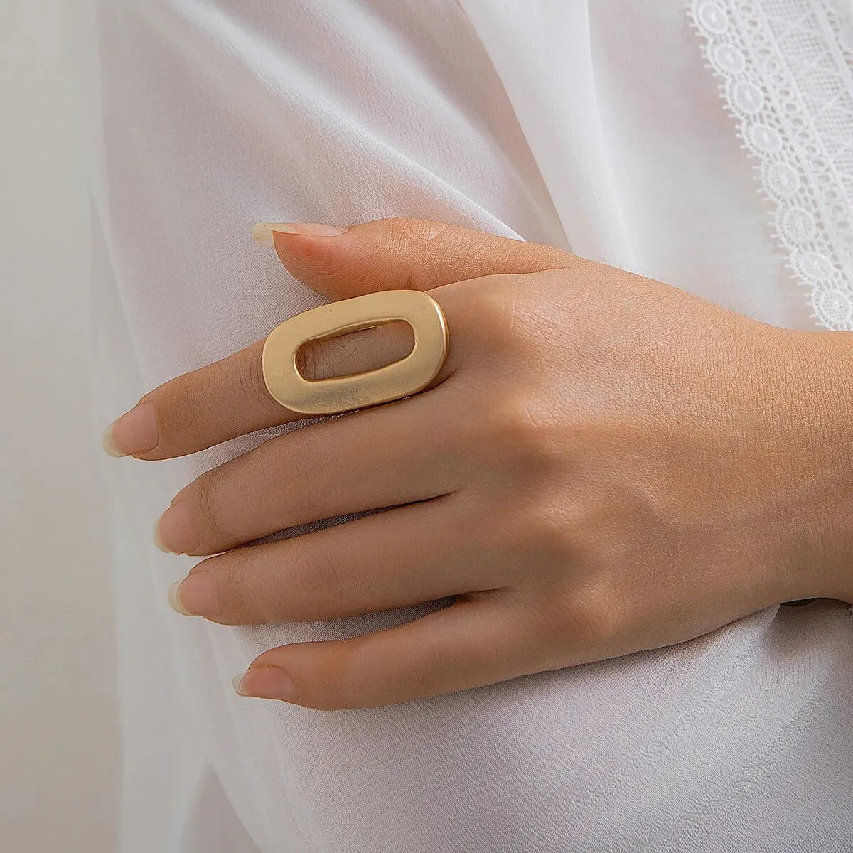 The Frame Ring – Sculptural Hollow Oval