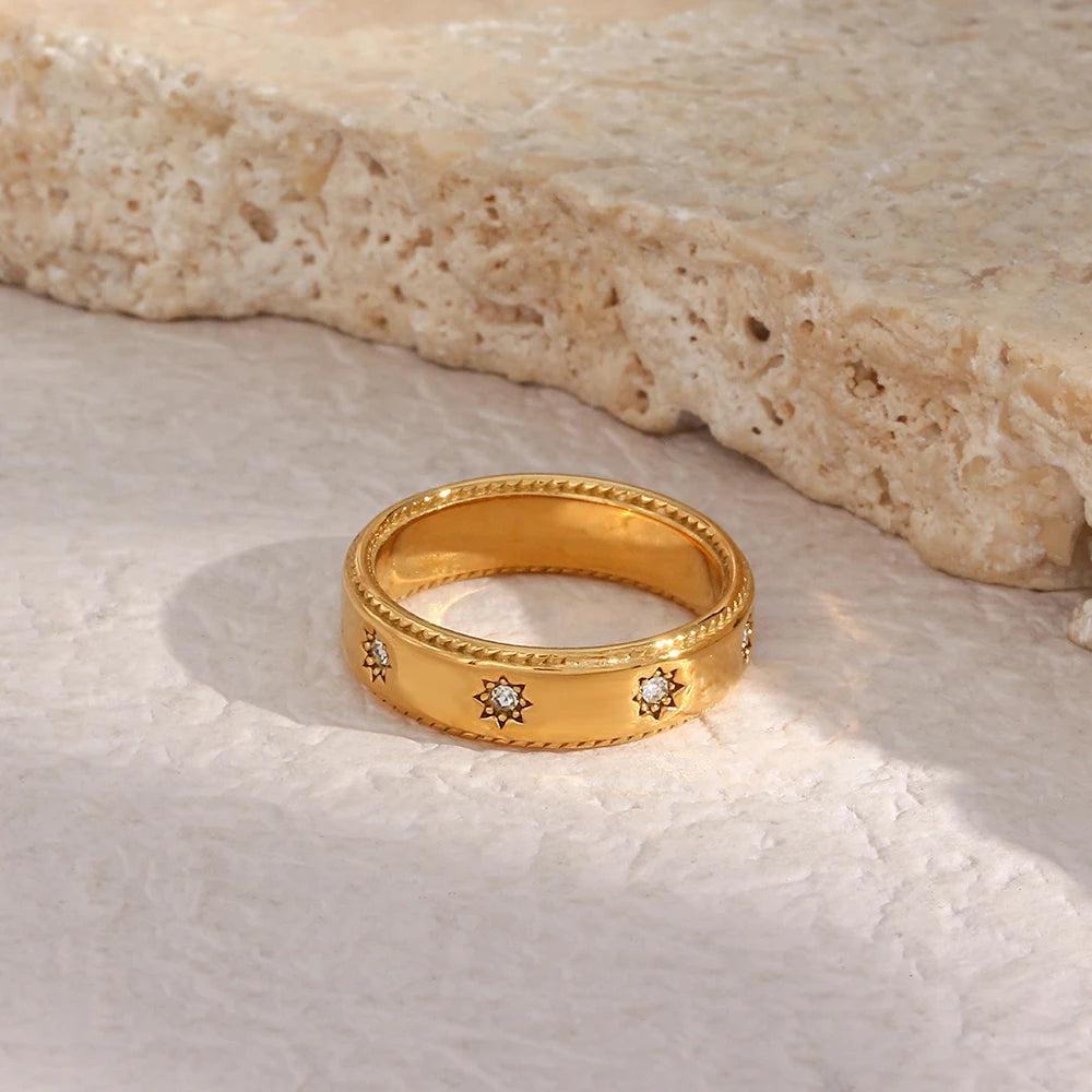The Sol Ring – Star-Set Band in Gold