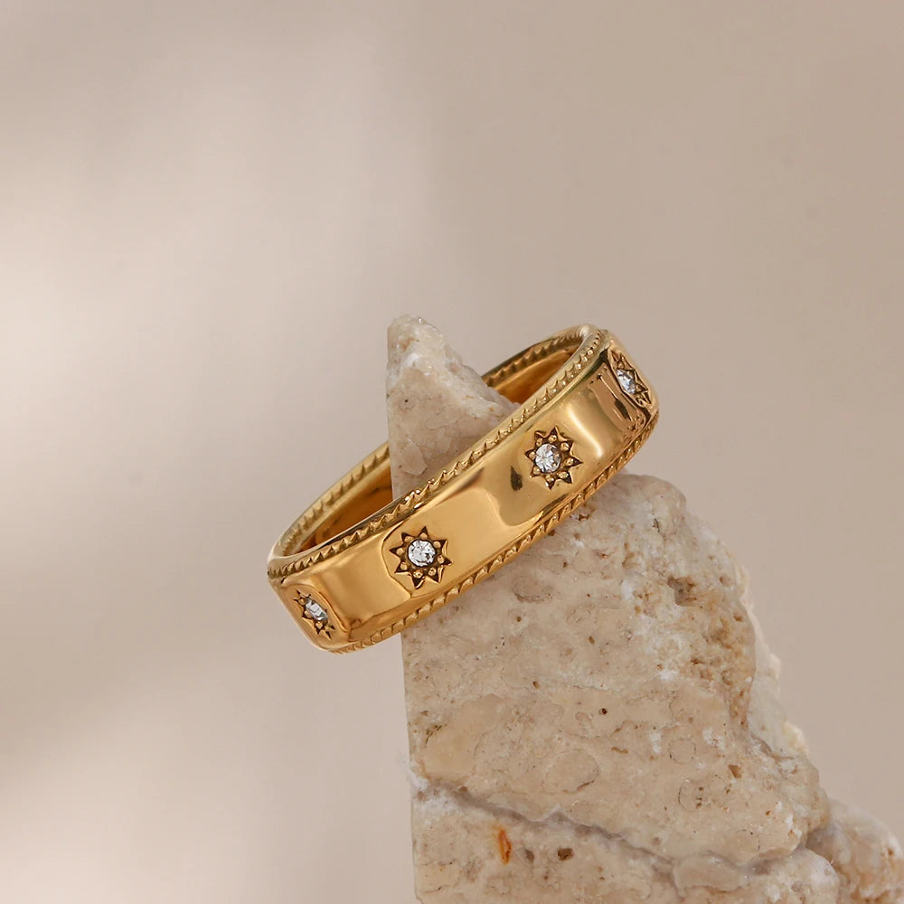 The Sol Ring – Star-Set Band in Gold