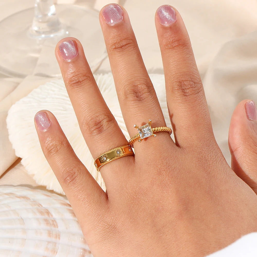 The Sol Ring – Star-Set Band in Gold