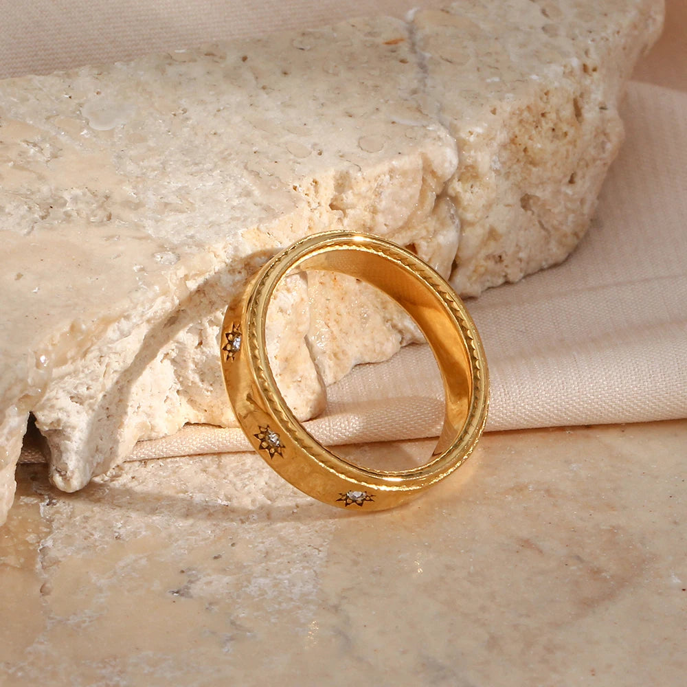 The Sol Ring – Star-Set Band in Gold