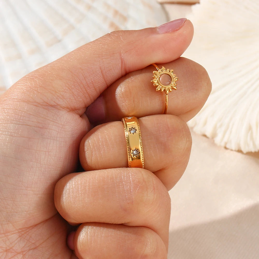 The Sol Ring – Star-Set Band in Gold